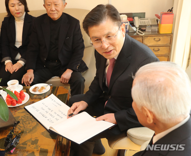 [서울=뉴시스] 전진환 기자 = 4.15 총선 종로 출마를 선언한 황교안 자유한국당 대표가 11일 오후 서울 종로구 이승만 전 대통령의 사저 '이화장'을 찾아 이 전 대통령의 양아들인 이인수 박사를 예방하고 있다. 2020.02.11.&nbsp; photo@newsis.com