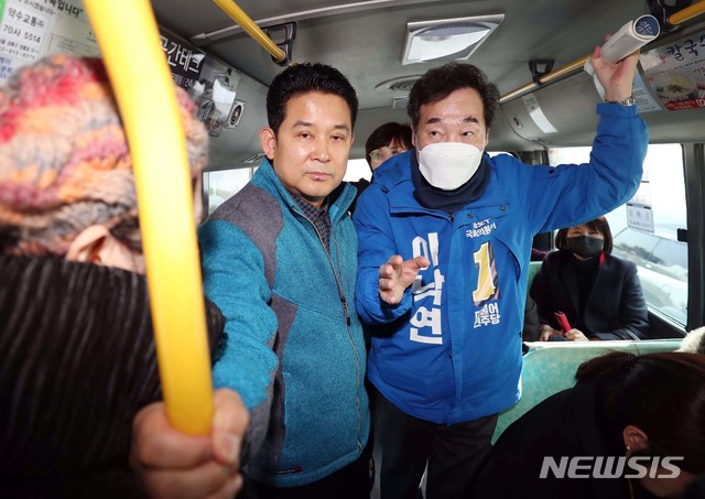 [서울=뉴시스] 최동준 기자 = 더불어민주당 후보로 종로 출마를 선언한 이낙연 전 국무총리가 11일 오후 서울 종로 평창동 마을버스에서 시민들과 이야기하고 있다. 2020.02.11.&nbsp; photo@newsis.com