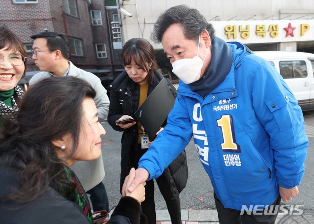 [서울=뉴시스] 최동준 기자 = 더불어민주당 후보로 종로 출마를 선언한 이낙연 전 국무총리가 11일 오후 서울 종로 평창동에서 시민들과 악수하고 있다. 2020.02.11.&nbsp; photo@newsis.com