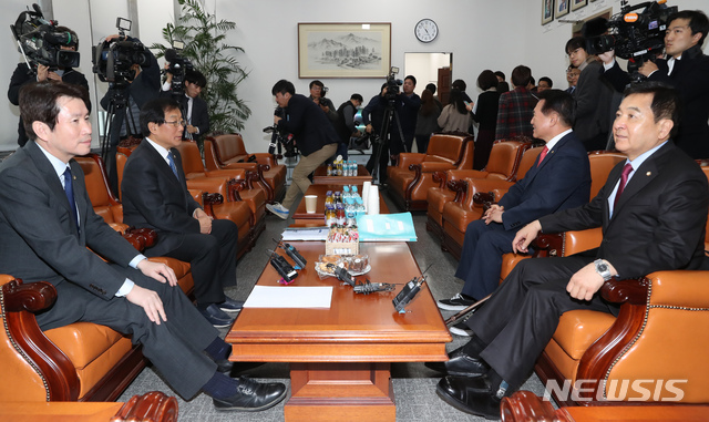 [서울=뉴시스] 고승민 기자 = 국회운영위원장인 이인영 더불어민주당 원내대표와 심재철 자유한국당 원내대표가 11일 서울 여의도 국회 운영위원장실에서 회동하고 있다. 왼쪽부터 시계방향으로 민주당 이인영 원내대표, 윤후덕 원내수석부대표, 한국당 김한표 원내수석부대표, 심재철 원내대표. 2020.02.11.kkssmm99@newsis.com