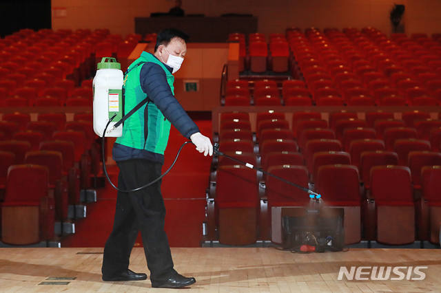 [서울=뉴시스] 서울 한 텅빈 공연장에서 신종 코로나바이러스 감염증 방지를 위해 긴급 방역작업을 하고 있다. 2020.02.11. (사진=성동구 제공) photo@newsis.com