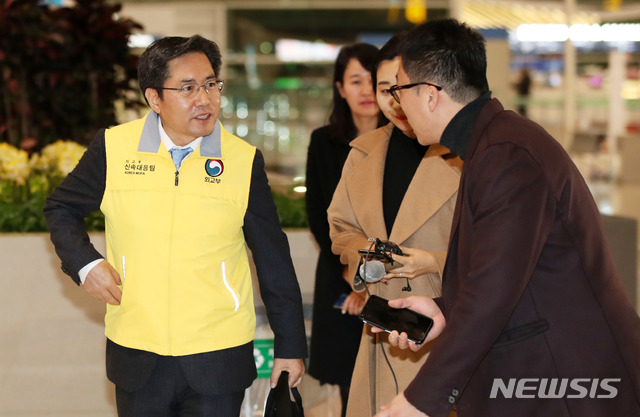 [인천공항=뉴시스] 고범준 기자 = 이상진 외교부 재외동포영사실장이 중국 우한에 체류 중인 교민과 중국인 가족들을 귀국시키기 위해 11일 오후 인천국제공항 제2터미널을 통해 출국하고 있다. 2020.02.11. bjko@newsis.com