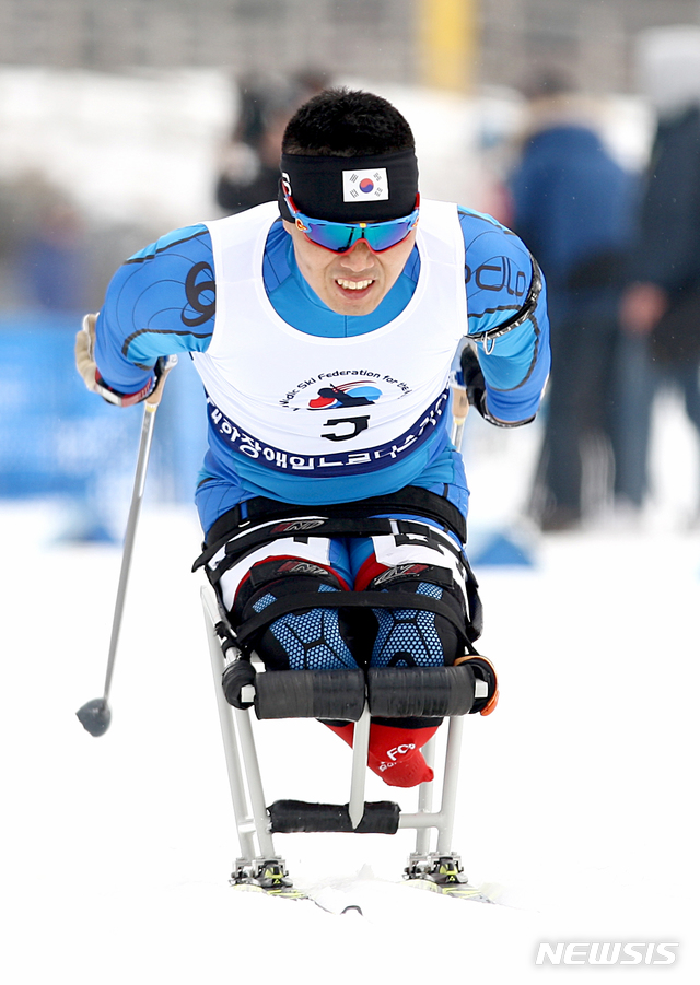 [서울=뉴시스] 12일 강원도 평창군 알펜시아리조트에서 진행된 제17회 전국장애인동계체육대회 남자 바이애슬론 스프린트 4.5㎞ 좌식경기에서 신의현이 1위로 결승선을 통과하고 있다. (사진 = 대한장애인체육회 제공)