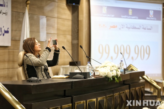 [카이로= 신화/뉴시스]이집트의 중앙 대중동원 및 통계본부가 2월11일 기자회견을 통해 인구 1억명 돌파사실을 발표하고 있다. 하지만 이집트 내무부는 불법 마약류 밀수도 크게 늘어나 컨테이너 단속에서 무려 3900kg의 마약을 적발했다고 밝혔다.&nbsp; 