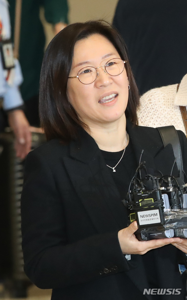 [인천공항=뉴시스] 조수정 기자 = 제92회 미국 아카데미 시상식(2020 오스카)에서 작품상, 각본상, 감독상, 국제장편영화상 총 4관왕을 수상한 영화 '기생충' 제작사 바른손이앤에이 곽신애 대표가 12일 오전 인천공항 제2터미널을 통해 귀국, 인사하고 있다. 2020.02.12.&nbsp; chocrystal@newsis.com