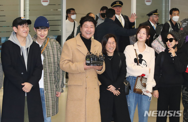 [인천공항=뉴시스] 조수정 기자 = 제92회 미국 아카데미 시상식(2020 오스카)에서 작품상, 각본상, 감독상, 국제장편영화상 총 4관왕을 수상한 영화 '기생충' 배우와 제작진이 12일 오전 인천공항 제2터미널을 통해 귀국, 인사하고 있다. 왼쪽부터 배우 이선균, 최우식, 송강호, 제작사 바른손이앤에이 곽신애 대표, 배우 박소담, 조여정, 박명훈, 장혜진. 2020.02.12. chocrystal@newsis.com