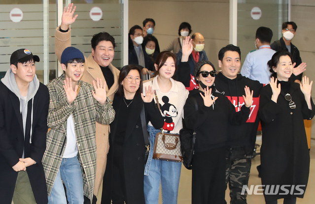 [인천공항=뉴시스] 조수정 기자 = 제92회 미국 아카데미 시상식(2020 오스카)에서 작품상, 각본상, 감독상, 국제장편영화상 총 4관왕을 수상한 영화 '기생충' 배우와 제작진이 12일 오전 인천공항 제2터미널을 통해 귀국, 인사하고 있다. 왼쪽부터 이하준 미술감독, 배우 이선균, 최우식, 송강호, 제작사 바른손이앤에이 곽신애 대표, 배우 박소담, 조여정, 박명훈, 장혜진. 2020.02.12. chocrystal@newsis.com