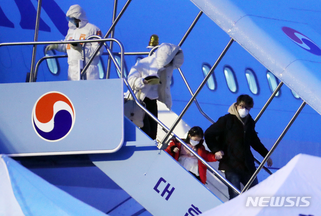 [서울=뉴시스]최진석 기자 = 신종 코로나바이러스 감염증(우한 폐렴) 발원지인 중국 후베이성 우한 지역에 체류했던 교민과 중국인 가족들이 12일 오전 서울 강서구 김포국제공항에 도착해 3차 전세기에서 내리고 있다. 2020.02.12.&nbsp; myjs@newsis.com 