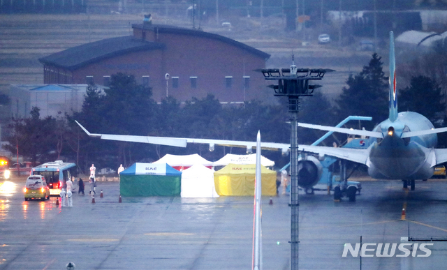 [서울=뉴시스] 최동준 기자 = 신종 코로나바이러스 감염증(우한 폐렴)이 발생한 중국 후베이성 우한 교민과 중국인 가족들이 12일 오전 서울 강서구 김포국제공항에 도착, 추가 검역을 받고 버스로 이동하고 있다. 2020.02.12. photocdj@newsis.com