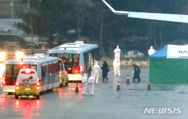 [서울=뉴시스] 최동준 기자 = 신종 코로나바이러스 감염증(우한 폐렴)이 발생한 중국 후베이성 우한 교민과 중국인 가족들이 12일 오전 서울 강서구 김포국제공항에 도착, 추가 검역을 받고 버스로 이동하고 있다. 2020.02.12. photocdj@newsis.com