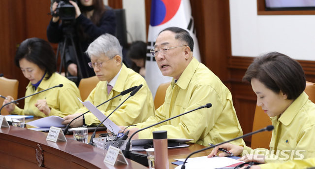 [서울=뉴시스] 전진환 기자 = 홍남기 경제부총리 겸 기획재정부장관이 12일 오전 서울 종로 정부서울청사 영상회의실에서 제5차 신종 CV 대응 경제관계장관회의 겸 제4차 경제활력대책회의를 주재하고 있다. 2020.02.12.      amin2@newsis.com