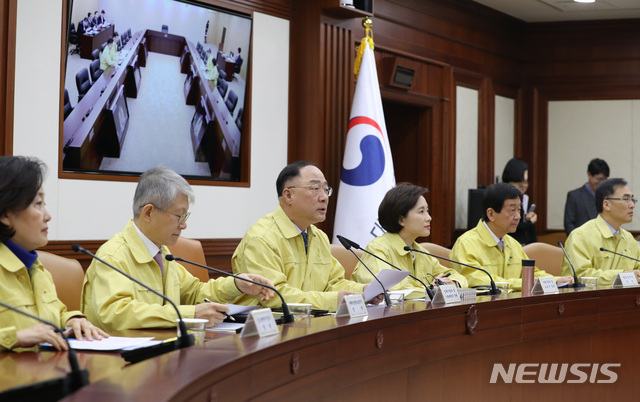 [서울=뉴시스] 전진환 기자 = 홍남기 경제부총리 겸 기획재정부장관이 12일 오전 서울 종로 정부서울청사 영상회의실에서 제5차 신종 CV 대응 경제관계장관회의 겸 제4차 경제활력대책회의를 주재하고 있다. 2020.02.12.              amin2@newsis.com