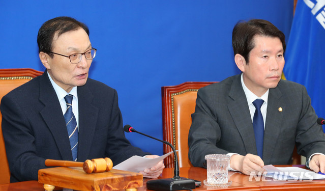 [서울=뉴시스] 장세영 기자 = 이해찬(왼쪽) 더불어민주당 대표가 12일 서울 여의도 국회에서 열린 더불어민주당 최고위원회의에 참석해 현안관련 발언을 하고 있다. 2020.02.12. photothink@newsis.com