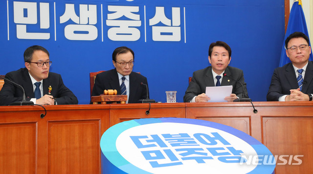 [서울=뉴시스] 장세영 기자 = 이인영(오른쪽 두번째) 더불어민주당 원내대표가 12일 서울 여의도 국회에서 열린 더불어민주당 최고위원회의에 참석해 현안관련 발언을 하고 있다. 2020.02.12. photothink@newsis.com