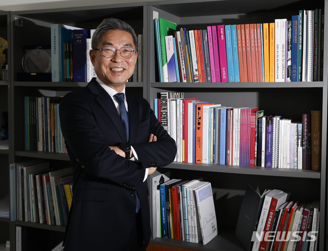 [서울=뉴시스] 조수정 기자 = 김도일 예술경영지원센터 대표가 12일 오전 서울 종로구 연건동 집무실에서 인터뷰 하고 있다. 2020.02.12. chocrystal@newsis.com