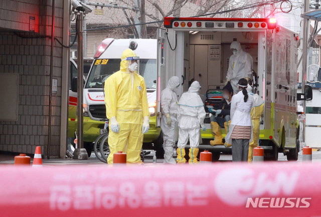 [서울=뉴시스] 이영환 기자 = 중국 우한에서 3차 전세기를 이용해 귀국한 교민과 중국 국적 가족 중 신종 코로나바이러스 감염증(우한 폐렴) 의심 증상을 보인 탑승객이 12일 오전 서울 중구 국립중앙의료원으로 이송되고 있다. 2020.02.12.   20hwan@newsis.com