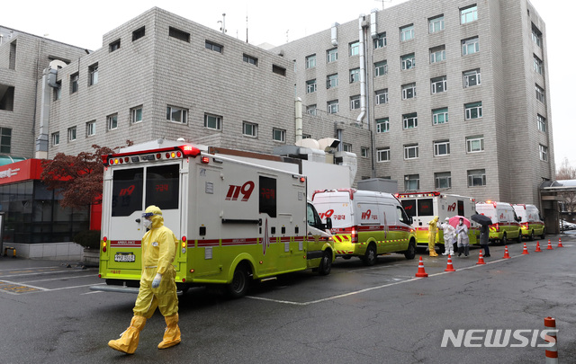 [서울=뉴시스] 이영환 기자 = 중국 우한에서 3차 전세기를 이용해 귀국한 교민과 중국 국적 가족 중 신종 코로나바이러스 감염증(우한 폐렴) 의심 증상을 보인 탑승객을 태운 구급차가 12일 오전 서울 중구 국립중앙의료원으로 들어서고 있다. 2020.02.12.&nbsp; 20hwan@newsis.com