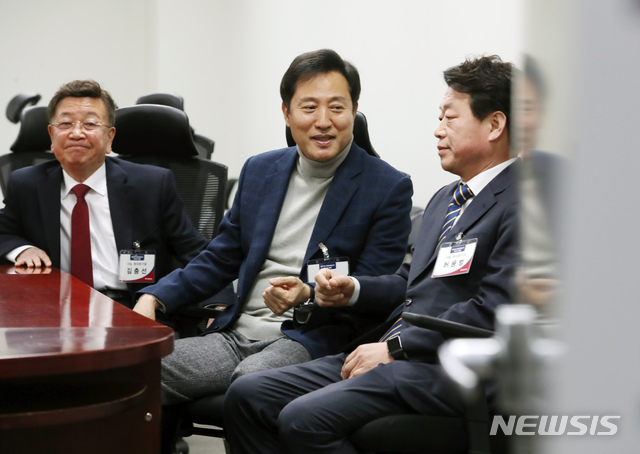 [서울=뉴시스] 고승민 기자 = 오세훈(가운데) 전 자유한국당 서울시당 광진구을 당협위원장이 12일 서울 여의도 국회 의원회관에서 열린 당 제21대 국회의원선거 후보자 면접을 위해 대기실서 대기하고 있다. 2020.02.12.kkssmm99@newsis.com