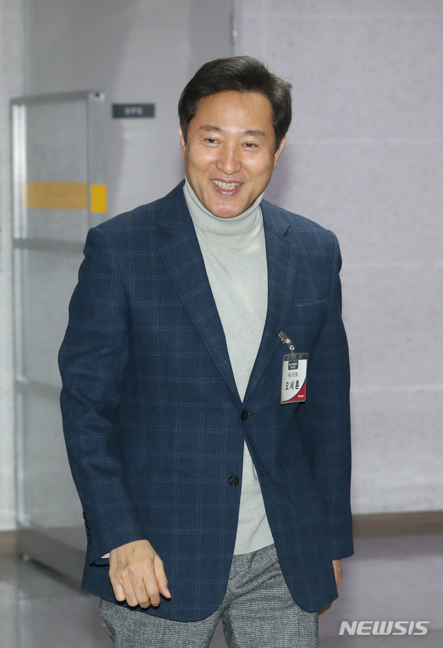 [서울=뉴시스] 고승민 기자 = 오세훈 전 자유한국당 서울시당 광진구을 당협위원장이 12일 서울 여의도 국회 의원회관에서 열린 당 제21대 국회의원선거 후보자 면접장으로 향하고 있다. 2020.02.12. kkssmm99@newsis.com