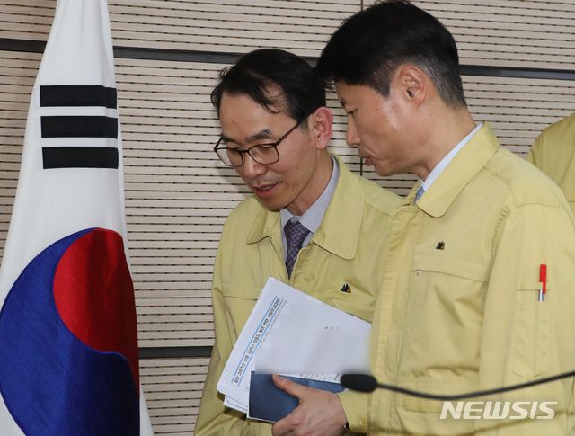 [세종=뉴시스]강종민 기자 = 김강립 중앙사고수습본부 부본부장(오른쪽)과 강형식 외교부 해외안전관리기획관이 12일 오전 정부세종청사에서 신종 코로나 바이러스 감염증(COVID-19) 대응 현황 브리핑을 마친 뒤 대화를 나누고 있다. 2020.02.12.   ppkjm@newsis.com