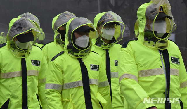 [이천=뉴시스] 김종택 기자 = 신종 코로나 바이러스 감염증 발원지인 중국 후베이성 우한에서 3차 전세기를 통해 귀국한 우리 교민과 중국인 가족들을 태운 버스가 지난 12일 오전 임시 생활시설인 경기 이천시 국방어학원으로 들어가기 앞서 경찰들이 마스크를 착용하고 이동하고 있다. 사진은 기사 내용과 직접적인 관련이 없습니다. 2020.02.12.semail3778@naver.com 