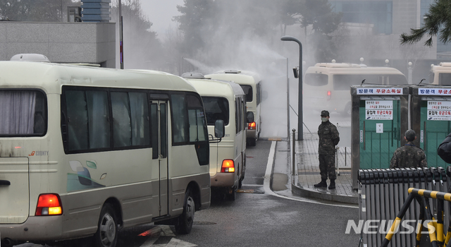 [이천=뉴시스] 김종택 기자 = 신종 코로나 바이러스 감염증(COVID-19) 발원지인 중국 후베이성 우한에서 3차 전세기를 통해 귀국한 우리 교민과 중국인 가족들을 태운 버스가 12일 오전 임시 생활시설인 경기 이천시 국방어학원으로 들어가고 있다. 2020.02.12. semail3778@naver.com 
