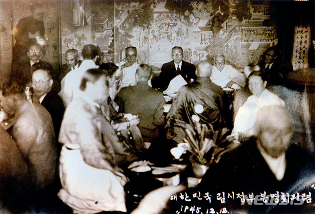 [서울=뉴시스] 1945년 12월 12월 임시정부 2진 귀국을 축하해 마련된 봉영회(환영회) 모습. 가운데 김구 주석과 이시영(李始榮) 국무위원이 앉아 있다. (사진=국사편찬위원회 제공) 2020.02.16. photo@newsis.com