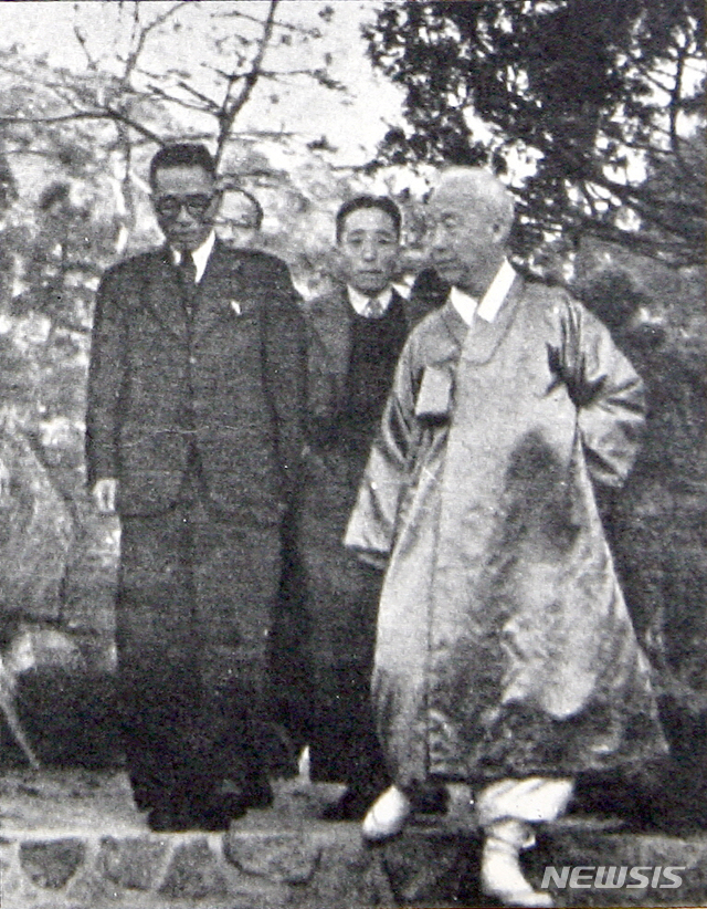 [서울=뉴시스] 김구 주석이 1945년 11월 25일 서울 돈암장(敦岩莊)에서 이승만 독촉촉성중앙협의회 총재와 만나 정세 협의를 한 후 나오고 있다. (사진=미디어한국학 제공) 2020.02.16. photo@newsis.com