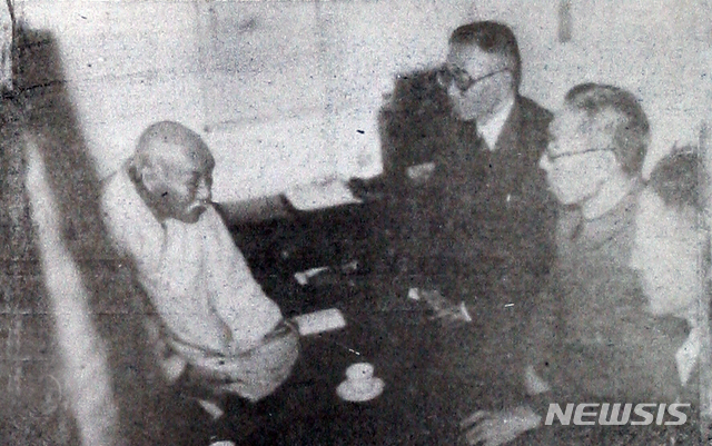 [서울=뉴시스] 1945년 11월 23일 귀국한 김구 주석이 25일 유동열 국무위원과 함께 33인 대표로 활동한 오세창(吳世昌) 임시정부 환영위원회 위원을 찾아가 대화하고 있다. (사진=미디어한국학 제공) 2020.02.16. photo@newsis.com