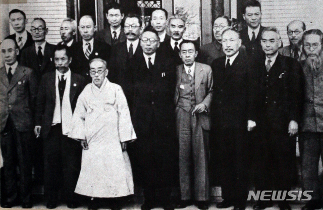 [서울=뉴시스] 1945년 12월 초 귀국한 임시정부 요인 2진 기념촬영. 앞줄 왼쪽부터 장건상(張建相) 국무위원, 조완구(趙琬九) 재무부장, 이시영(李始榮) 국무위원, 김구(金九) 주석, 김규식(金奎植) 부주석, 조소앙(趙素昻) 외무부장, 신익희(申翼熙) 내무부장, 조성환(曺成煥) 국무위원. 뒷줄 오른쪽부터 최동오(崔東旿) 법무부장, 김원봉(金元鳳) 군무부장, 유동열(柳東悅) 국무위원, 김붕준(金朋濬) 국무위원, 조경한(趙擎韓) 국무위원, 유림(柳林) 국무위원, 김상덕(金尙德) 학무부장, 김성숙(金星淑) 국무위원, 성주식(成周寔) 국무위원, 황학수(黃學秀) 국무위원, 유진동 한국광복군 군의처장. (사진=국사편찬위원회 제공) 2020.02.16. photo@newsis.com
