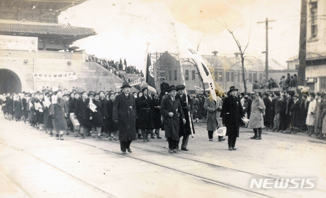 [서울=뉴시스] 1945년 12월 19월 서울운동장에서 열린 ‘대한민국임시정부 개선전국환영대회’에 참석한 군중들이 동대문을 지나 행진하고 있다. (사진=미국 국립문서기록청) 2020.02.16. photo@newsis.com
