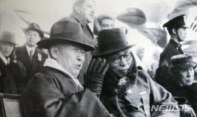 [서울=뉴시스] 김구 주석이 1945년 12월 19월 서울운동장에서 열린 ‘대한민국임시정부 개선전국환영대회’에 참석하여 이승만(李承晩) 독촉중협 총재의 이야기를 듣고 있다. (사진=미디어한국학 제공) 2020.02.16. photo@newsis.com