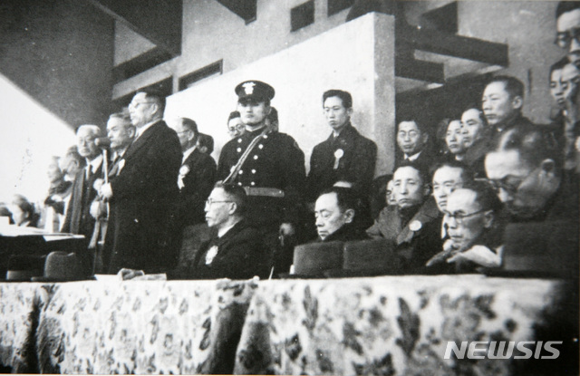 [서울=뉴시스] 김구 주석과 김규식(金奎植) 부주석이 1945년 12월 19월 서울운동장에서 열린 ‘대한민국임시정부 개선전국환영대회’에 참석하여 단상에 앉아 있다. (사진=미디어한국학 제공) 2020.02.16. photo@newsis.com