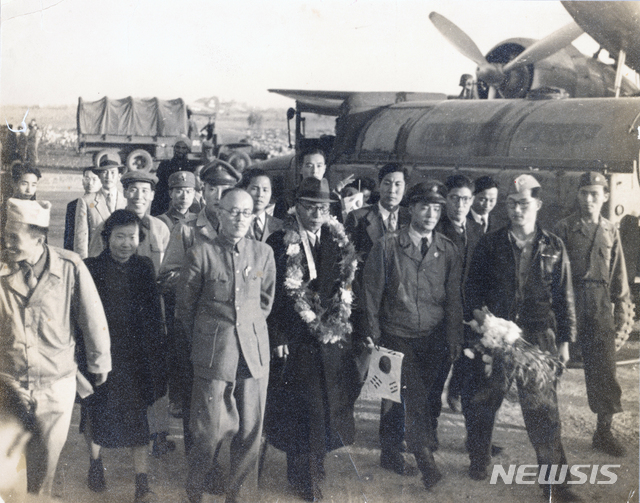 [서울=뉴시스] 1945년 11월 5일 충칭(重慶)을 떠나 상하이(上海)에 도착한 김구 주석 등 임정 요인 1진의 모습. 왼쪽부터 안미생(안중근 의사의 오촌 조카), 지청천 광복군 총사령관, 김구 주석의 모습이 보인다. (사진=국사편찬위원회 제공) 2020.02.16. photo@newsis.com