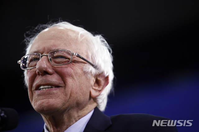  [맨체스터=AP/뉴시스]11일(현지시간) 미국 뉴햄프셔 민주당 프라이머리(예비선거)에서 승리한 버니 샌더스 상원의원이 뉴햄프셔 맨체스터에서 지지자들에게 연설하고 있다. 2020.2.12. 