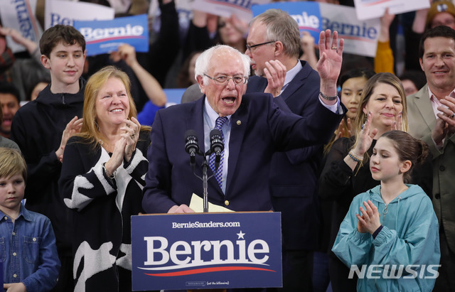 [맨체스터(미 뉴햄프셔주)=AP/뉴시스]버니 샌더스 미 버몬트주 상원의원이 11일(현지시간) 맨체스터에서 민주당 뉴햄프셔주 프라이머리에서 승리했음을 선언하고 있다.