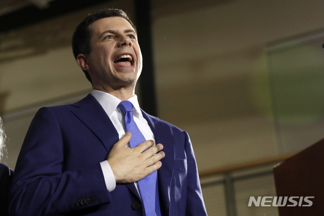 [내슈아=AP/뉴시스]11일(현지시간) 미국 뉴햄프셔 민주당 프라이머리(예비선거)에서 2위를 차지한 피트 부티지지 전 인디애나주 사우스벤드 시장이 뉴햄프셔 내슈아에 위치한 내슈아 커뮤니티 칼리지에서 지지자들에게 연설하고 있다. 2020.2.12.