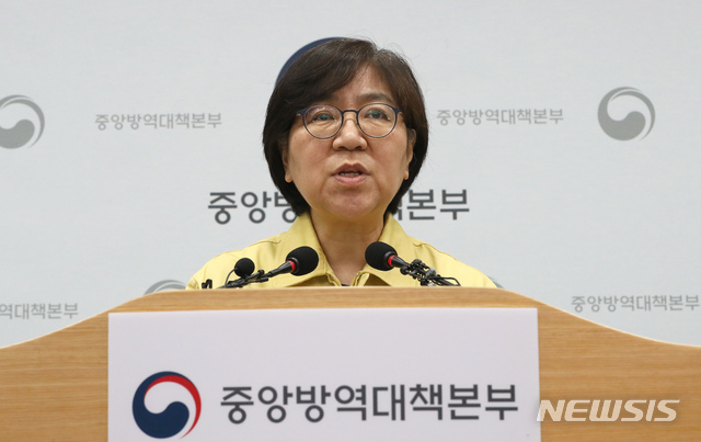 [청주=뉴시스]강종민 기자 = 정은경 중앙방역대책본부장(질병관리본부장)이 12일 오후 충북 청주 질병관리본부에서 신종 코로나 바이러스 감염증(COVID-19) 국내 발생 현황에 대해 브리핑하고 있다. 2020.02.12. ppkjm@newsis.com