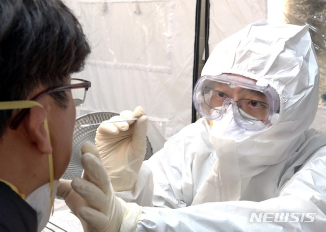 [서울=뉴시스]박주성 기자 = 국내 신종 코로나바이러스감염증(코로나19) 28번째 확진자가 발생한 가운데, 금천구(구청장 유성훈)가 12일 지역내 확진자 발생상황을 가상한 모의훈련을 실시했다. (사진=금천구 제공). 2020.02.12. photo@newsis.com