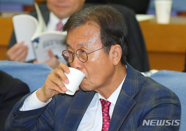 [서울=뉴시스] 장세영 기자 = 원혜영 더불어민주당 의원이 12일 서울 여의도 국회 의원회관에서 열린 대한변협 성년후견법률지원특별위원회 10주년 기념 성년후견제도의 현황과 개선방안 심포지엄에 참석해 물을 마시고 있다. 2020.02.12. photothink@newsis.com