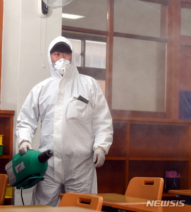 [광주=뉴시스] 류형근 기자 = 광주시교육청이 '신종 코로나바이러스 감염증(코로나19)' 확산을 막기 위해 지난 12일 광주 북구 두암동 한 초등학교 교실에서 방역을 하고 있다. (사진은 기사 내용과 직접적인 연관은 없습니다.) 2020.02.12. hgryu77@newsis.com