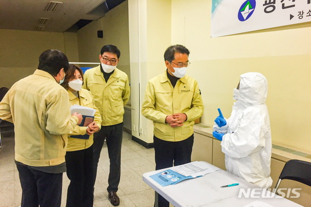 [서울=뉴시스]박주성 기자 = 김선갑 광진구청장은 12일 세종대학교 광개토관에 설치된 임시 선별진료소를 방문했다. 김 구청장은 이 날 고생하고 있는 구청 의료진과 직원들을 격려하고, 선별진료소를 찾은 유학생들에게 2차 검진에 대한 취지와 예방수칙을 전달했다. (사진=광진구 제공). 2020.02.12.&nbsp; photo@newsis.com