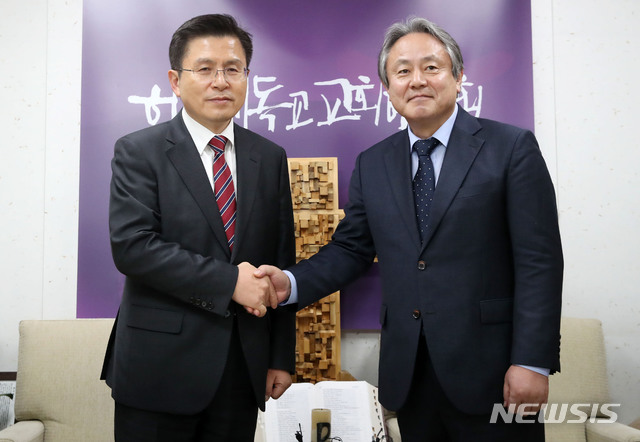 [서울=뉴시스]박미소 기자 = 황교안(왼쪽) 자유한국당 대표와 이홍정 한국기독교교회협의회(NCCK) 총무가 12일 오후 서울 종로구 한국기독교회관에서 악수를 하고 있다.2020.02.12.&nbsp; misocamera@newsis.com 