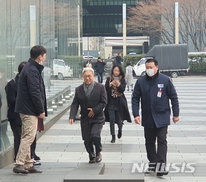 [서울=뉴시스] 김혜경 기자 = 삼성 준법감시위원회 위원인 이인용 삼성전자 CR담당 사장(가운데)이 13일 오전 준법위원회 2차 회의 참석을 위해 서울 서초동 삼성생명 사옥에 들어서고 있다. 2020.02.13.