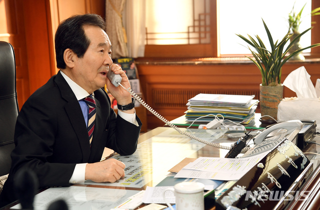 [서울=뉴시스] 정세균 국무총리가 13일 오전 서울 종로구 정부서울청사에서 우한 임시항공편에 자원했던 대한항공 기장과 승무원들에게 전화를 걸어 감사를 표하고 있다. (사진=총리실 제공) 2020.02.13. photo@newsis.com