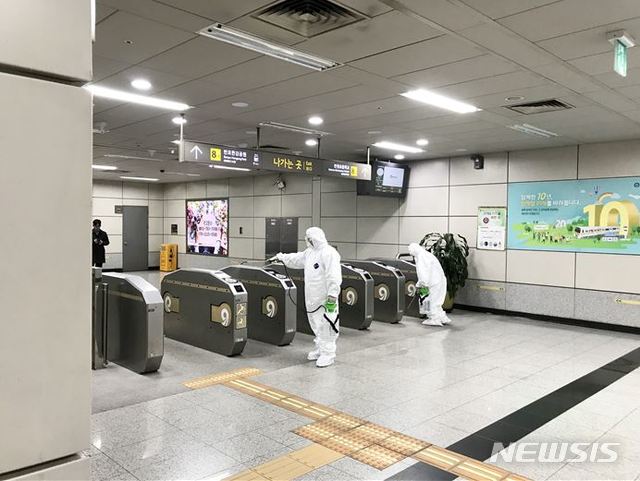 [서울=뉴시스]메트로9호선 역사 내 게이트 방역소독 실시. 사진은 기사와 무관. 2020.02.13. (사진=뉴시스DB)