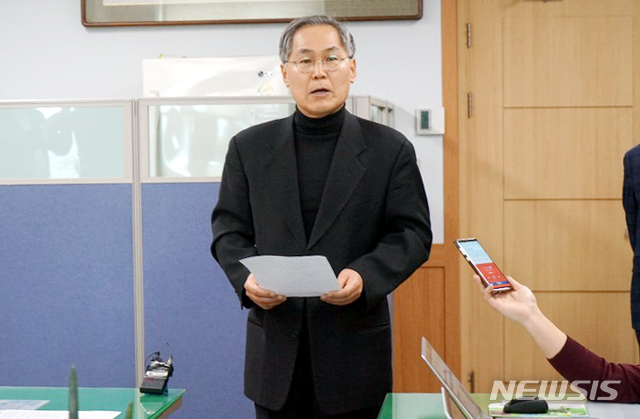 [광양=뉴시스]김석훈 기자 = 우윤근 전 러시아대사가 13일 전남광양시청 열린홍보방에서 제 21대 총선 불출마를 선언하고 있다. 2020.02.13 kim@newsis.com