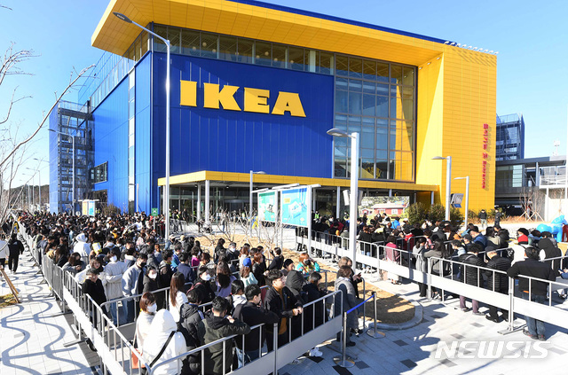 [부산=뉴시스] 제갈수만 기자 = 13일 부산 기장군 오시리아 관광단지 내 개장한 이케아 동부산점을 찾은 고객들로 북적이고 있다. 이 매장은 국내 4번째 매장으로 영남권에서는 최초다. (사진= 피알원 제공) photo@newsis.com