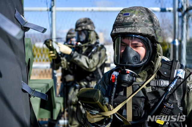 [부산=뉴시스] 공군 제5공중기동비행단은 13일 부산 기지에서 생물독소감시기 경보 발생에 따른 조치 훈련을 하고 있다. (사진=공군 5비 제공). 2020.02.13.photo@newsis.com 