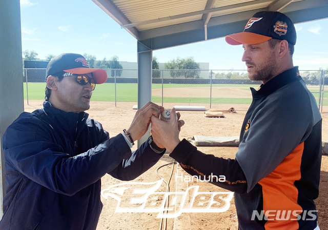 [서울=뉴시스] 13일(한국시간) 미국 애리조나 피오리아에서 진행 중인 한화 이글스 스프링캠프에 방문한 박찬호(왼쪽)가 투수 채드 벨에게 변화구 그립에 대해 조언하고 있다. (사진 = 한화 이글스 제공)